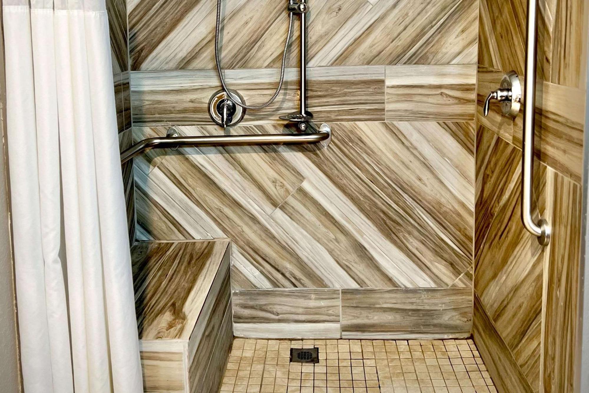 Quality Inn & Suites Wisconsin Dells Downtown - Waterparks Area Exteriör bild